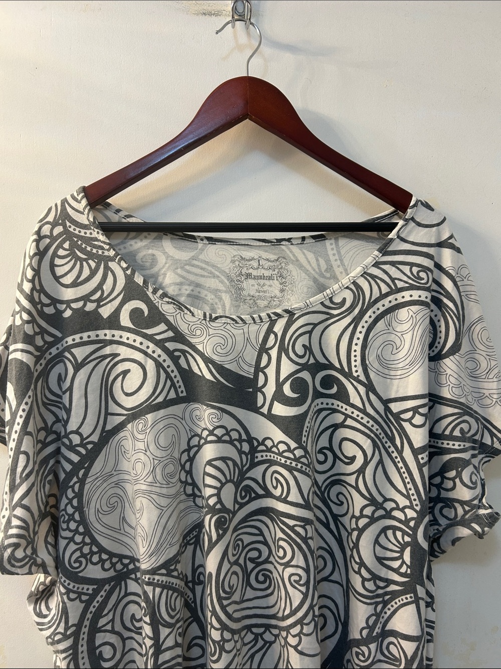 MANUHEALI’I Printed Women's Top - GRAY & White, Sz L - Picture 2 of 5